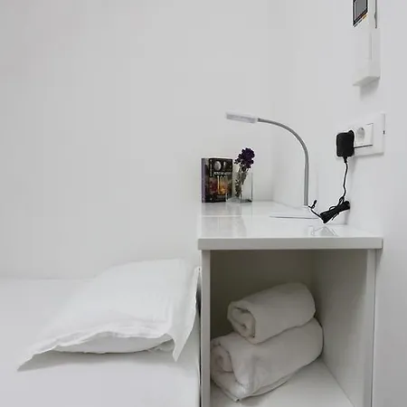 White & Co And شقة *