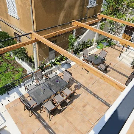 White & Co And Διαμέρισμα *