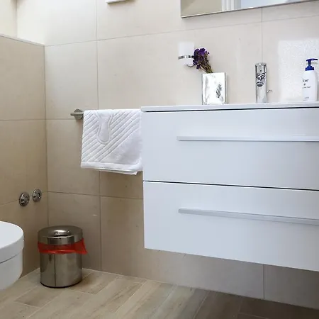 White & Co And * Ragusa