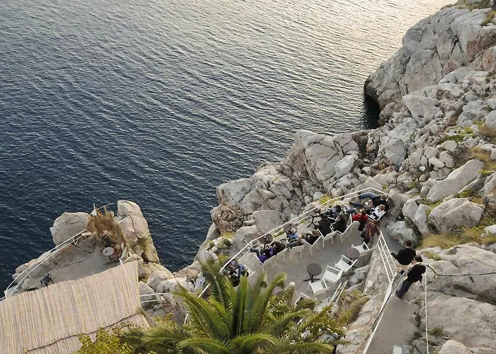 White & Co And شقة *