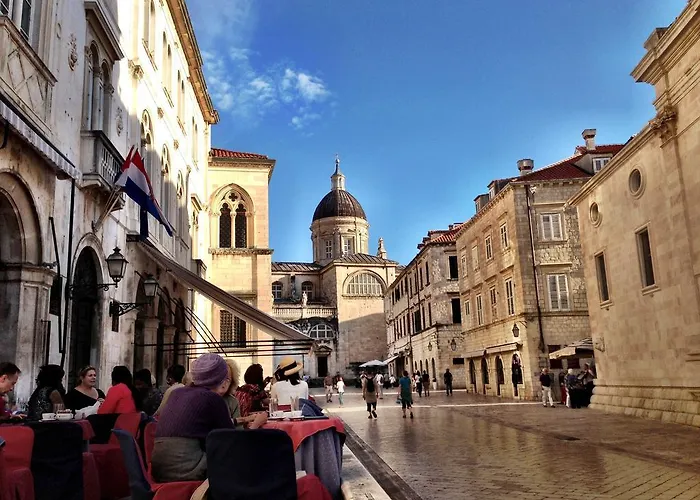 White & Co And شقة *