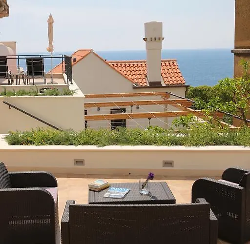 White & Co And شقة