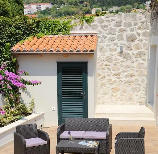 شقة White & Co And