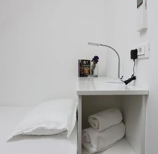 White & Co And Διαμέρισμα *