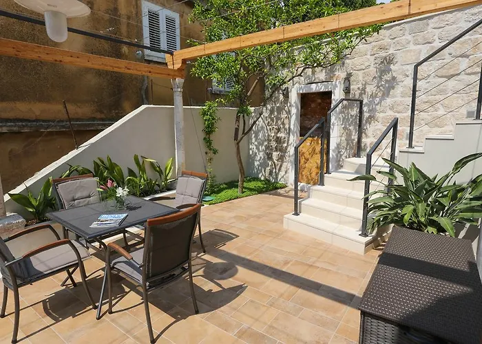 White & Co And شقة دوبروفينك