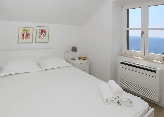 White & Co And Διαμέρισμα *