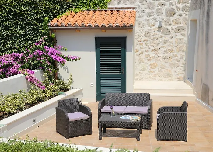 Διαμέρισμα White & Co And *