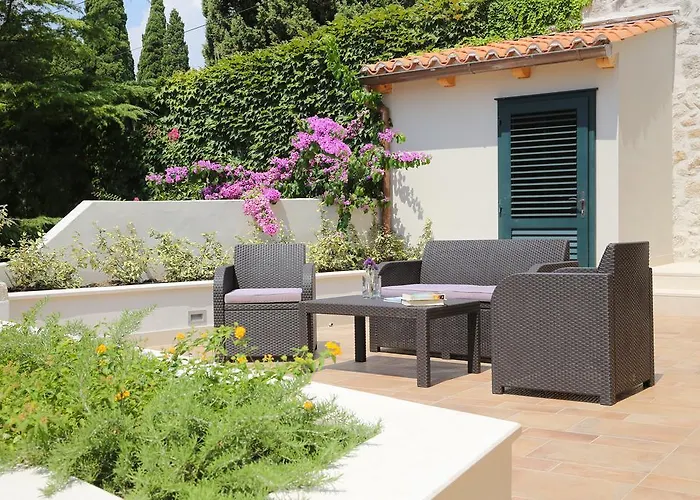 شقة White & Co And