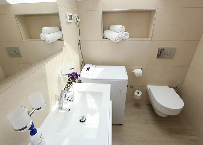 White & Co And شقة